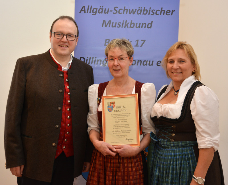 von links: Bezirksvorsitzender Josef Werner Schneider, Bezirksdirigentin Ingrid Philipp, stellvertr. Bezirksvorsitzende Anette Paulus